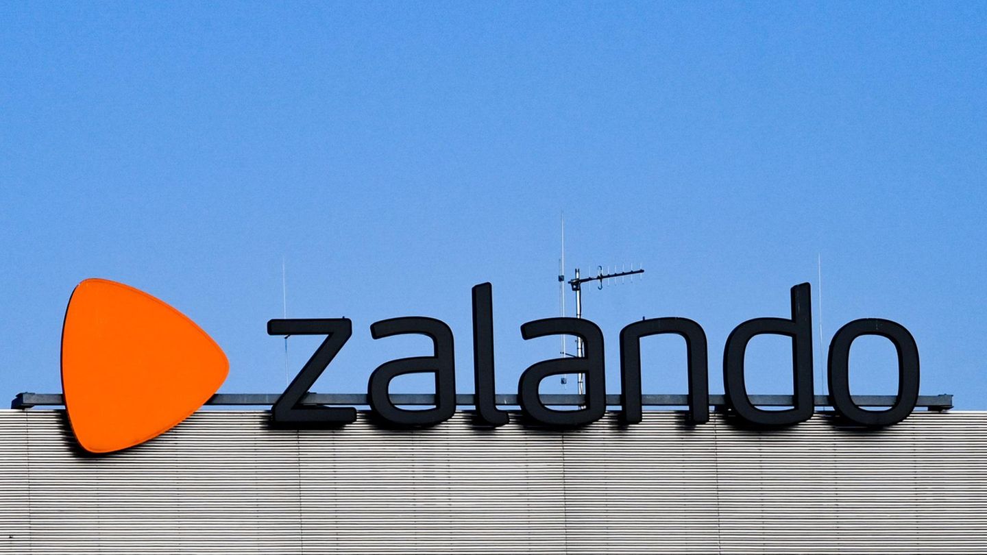 Das Logo des Mode-Versandhändlers Zalando an der Dachkante einer Industriehalle