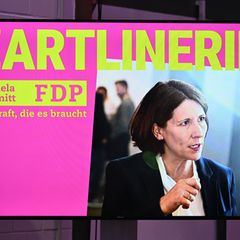 Das Gegenteil von kompromissloser harter Kante - Schmitt gibt sich auf einem Motiv als "Zartlinerin". Foto: Michael Brandt/dpa