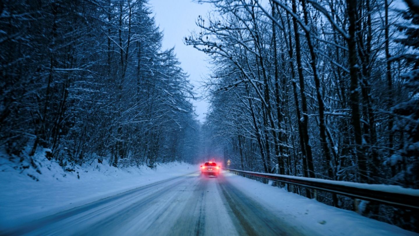 Deutschland rüstet sich für Schneefront - Schulausfälle und erste Unfälle