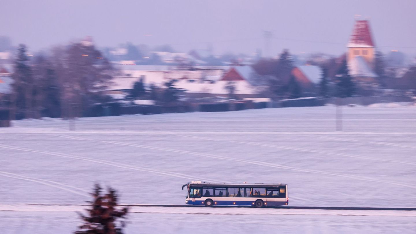 Über Schulschließungen wegen des Winterwetters entscheiden die Schulträger oder Beförderungsunternehmen. (Archivbild) Foto: Jan