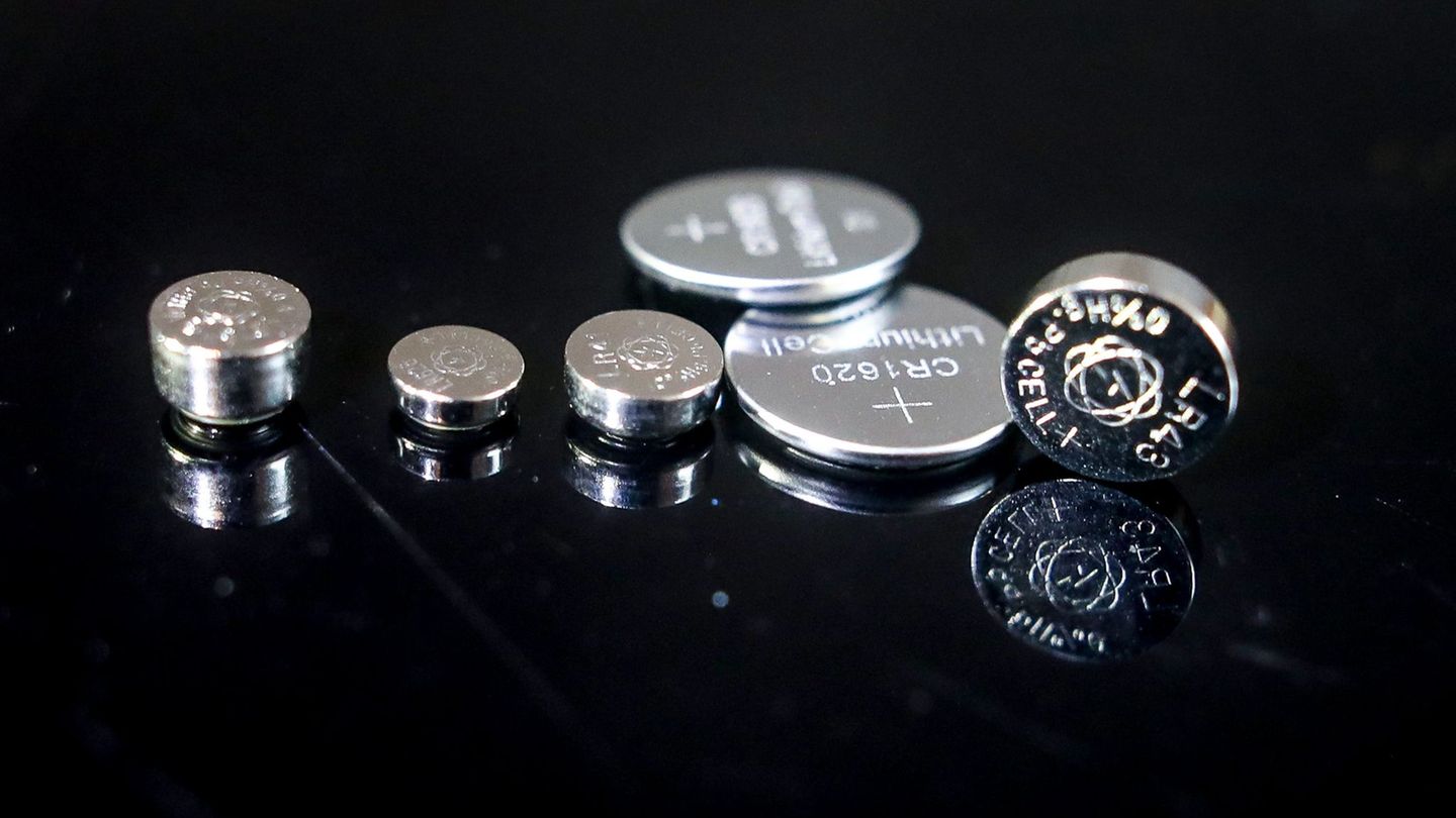 Gefahr für den Nachwuchs: Bleibt eine Knopfzelle beim Verschlucken in der Speiseröhre stecken, kann dies zu schweren Verätzungen