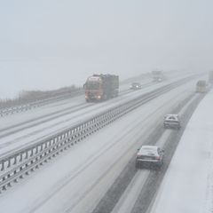 Das Winterwetter stellt viele Menschen in Niedersachsen und Bremen vor Herausforderungen. Foto: Lars Penning/dpa