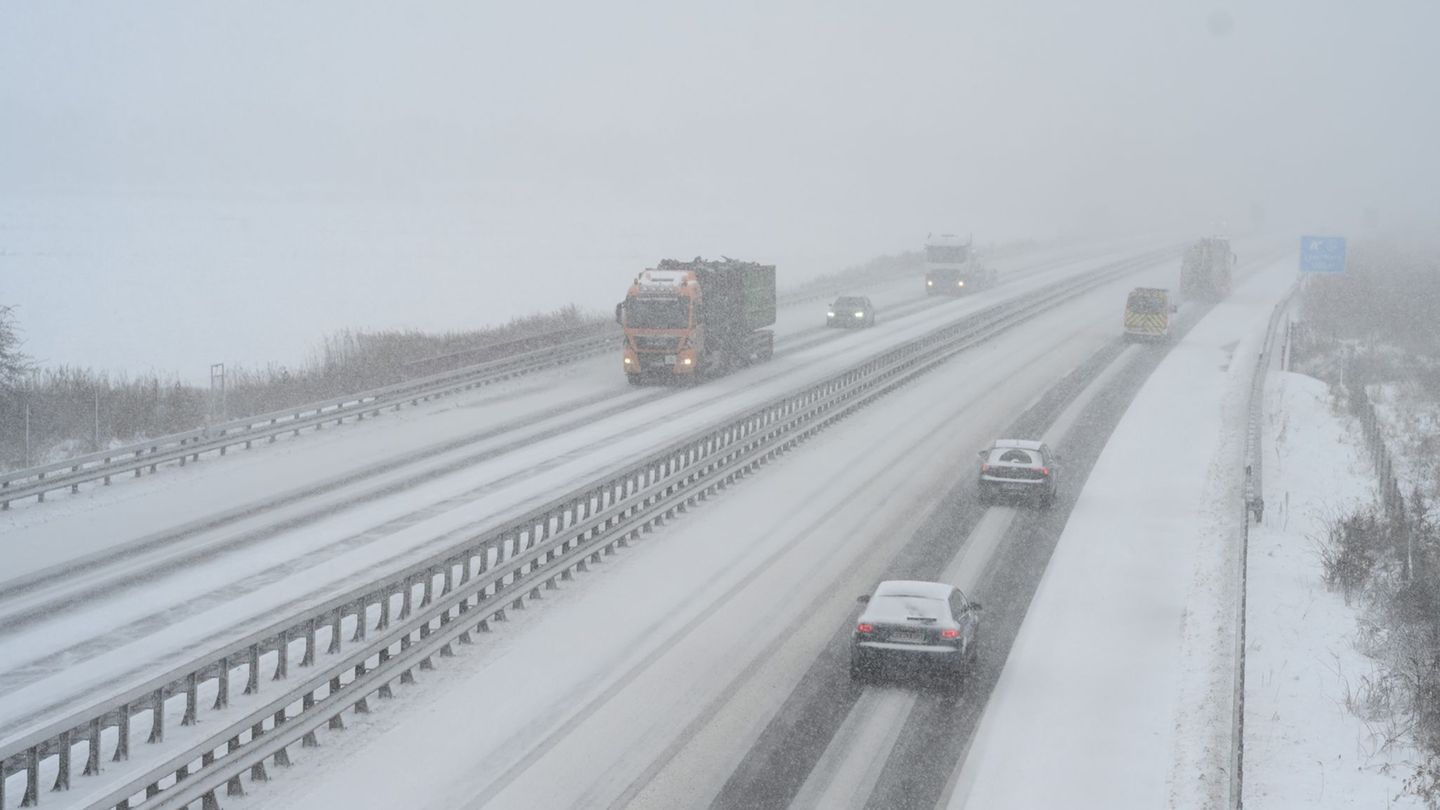 Das Winterwetter stellt viele Menschen in Niedersachsen und Bremen vor Herausforderungen. Foto: Lars Penning/dpa