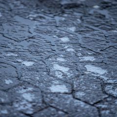 Blitzeis wird am Wochenende voraussichtlich nicht nur auf Gehwegen für spiegelglatte Böden sorgen. (Symbolbild) Foto: Laszlo Pin