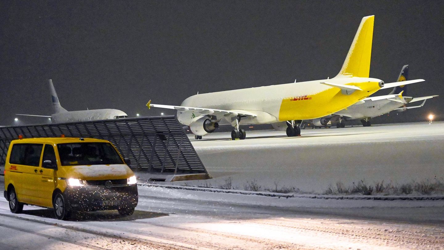 Der Winterdienst bereitet sich an den Flughäfen Leipzig/Halle und Dresden auf Frost und Schnee vor (Archivbild) Foto: Erik-Holm