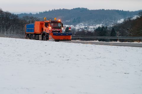 Die Winterdienste haben gut zu tun. Foto: Uwe Anspach/dpa