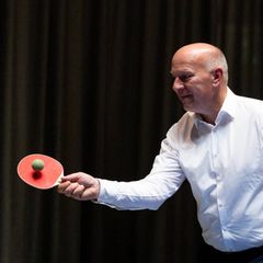 Berlins Regierender Bürgermeister Kai Wegner beim Tischtennis