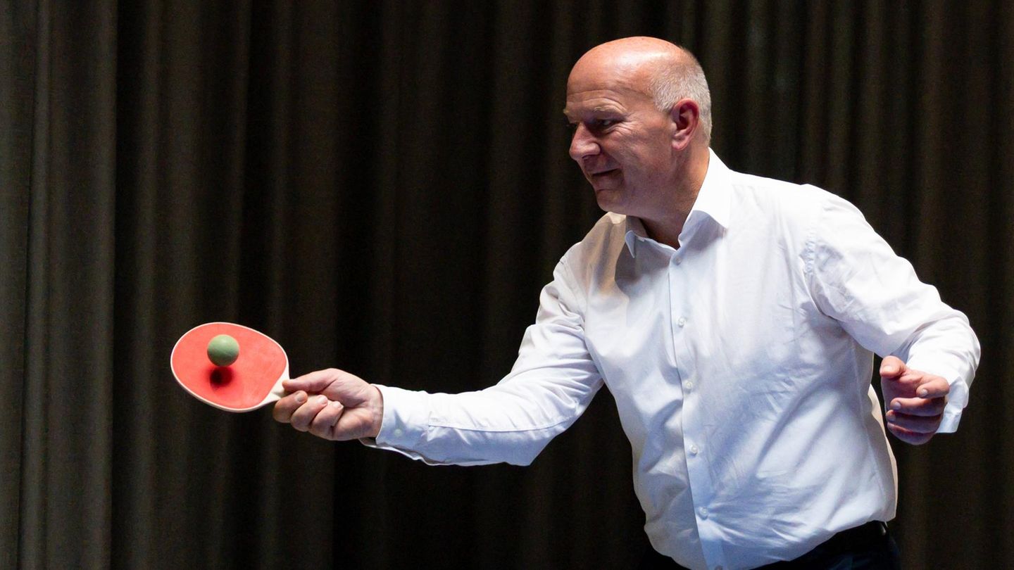 Berlins Regierender Bürgermeister Kai Wegner beim Tischtennis