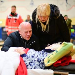 Bürgermeister Kai Wegner (CDU) spricht während des Stromausfalls in einer Notunterkunft mit der 97-jährigen Ingeborg