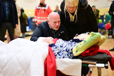 Bürgermeister Kai Wegner (CDU) spricht während des Stromausfalls in einer Notunterkunft mit der 97-jährigen Ingeborg