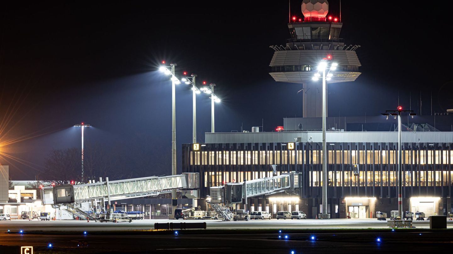 Flughafen Hannover-Langenhagen: Ob es hier ab Freitag zu Ausfällen kommt, ist noch offen. (Archivfoto) Foto: Moritz Frankenberg/
