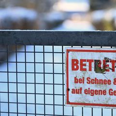 Schnee und Eis auf nicht geräumten Gehwegen können zu gefährlichen Rutschbahnen werden. Foto: Lilli Förter/dpa