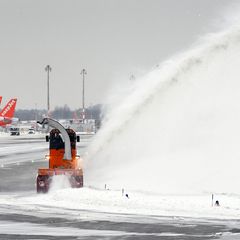 Bei Schnee müssen auf dem Gelände des BER 365 Hektar geräumt werden. (Archivfoto) Foto: Soeren Stache/dpa-Zentralbild/dpa