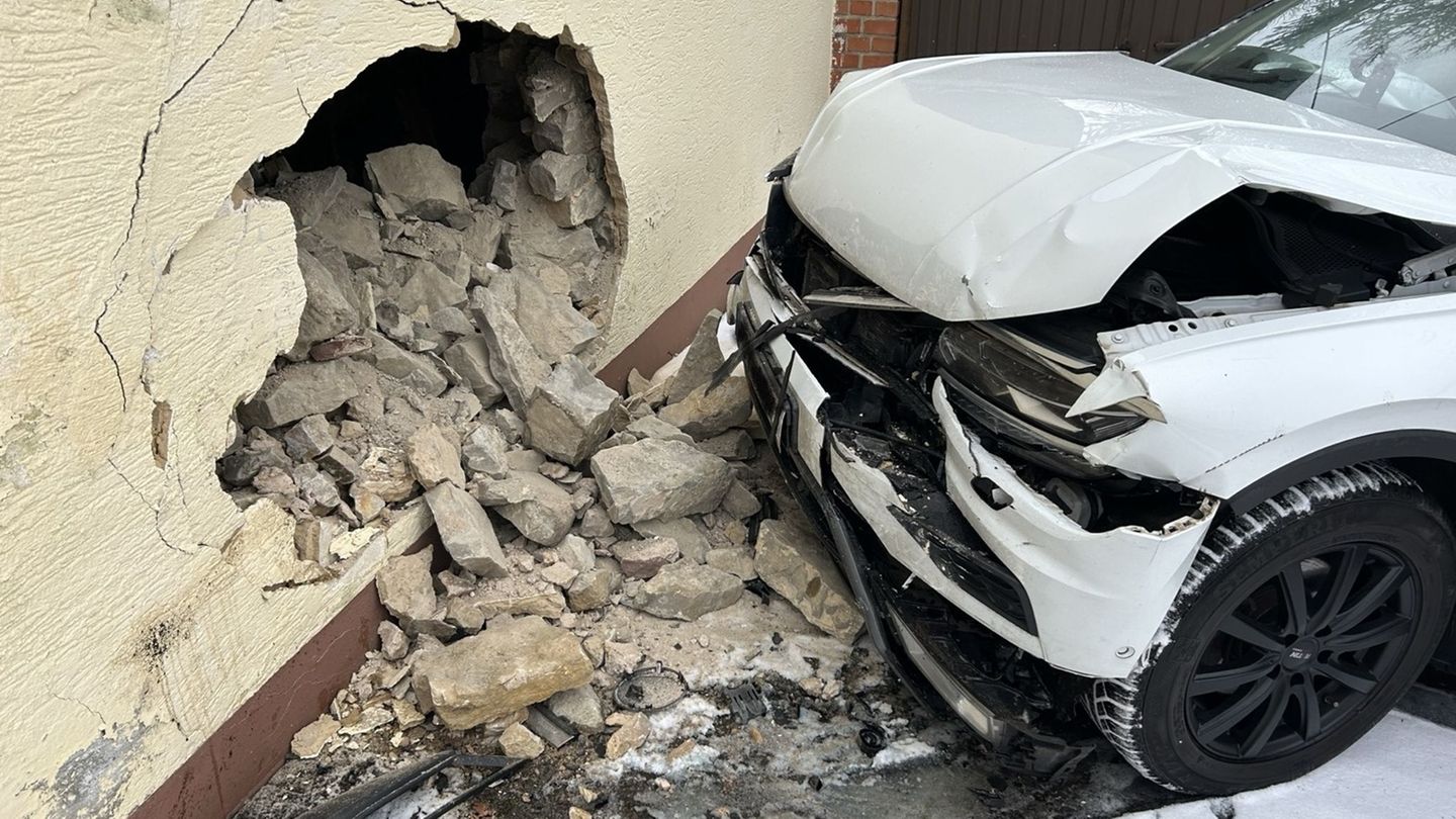 Bei dem Unfall sei ein "erheblicher Sachschaden" an der Hausfassade entstanden, so die Polizei. Foto: -/Polizeiinspektion Bitbur