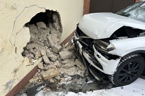 Bei dem Unfall sei ein "erheblicher Sachschaden" an der Hausfassade entstanden, so die Polizei. Foto: -/Polizeiinspektion Bitbur