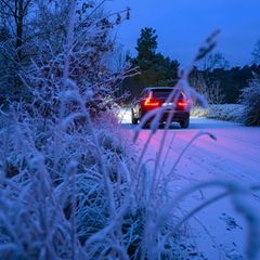 Wenn Schnee und Glätte etwa den Weg zur Schule kaum möglich machen - können Schulen dann schließen? (Symbolbild) Foto: Patrick P