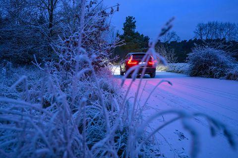 Wenn Schnee und Glätte etwa den Weg zur Schule kaum möglich machen - können Schulen dann schließen? (Symbolbild) Foto: Patrick P