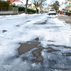 Auf vielen Straßen in Niedersachsen ist wegen Glätte Vorsicht geboten. (Symbolbild) Foto: Sina Schuldt/dpa