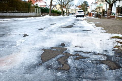 Auf vielen Straßen in Niedersachsen ist wegen Glätte Vorsicht geboten. (Symbolbild) Foto: Sina Schuldt/dpa