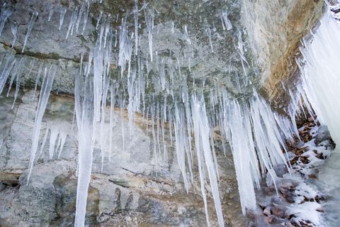 Ein herabfallender Eiszapfen trifft in Oberbayern einen Jungen. (Symbolbild) Foto: Daniel Karmann/dpa