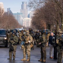 Das Gebiet um den Tatort in Minneapolis wurde nach den tödlichen Schüssen eines ICE-Beamten auf eine dreifache Mutter weiträumig abgerieglt. Donald Trump verteidigte das Vorgehen seiner Beamten