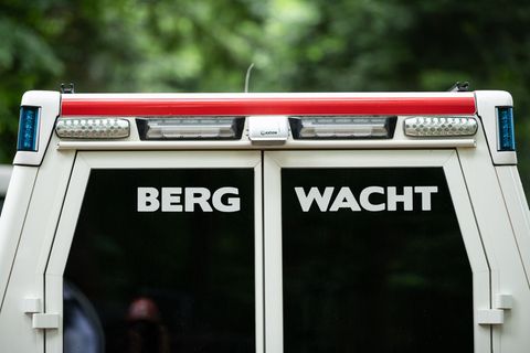 Einsatzkräfte der Bergwacht retten eine Familie von einem Berg bei Pfronten. (Symbolbild) Foto: Silas Stein/dpa
