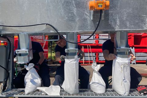 Für den Fall höherer Wasserstände stehen Sandsäcke zur Verfügung. (Archivbild) Foto: Birgitta von Gyldenfeldt/dpa