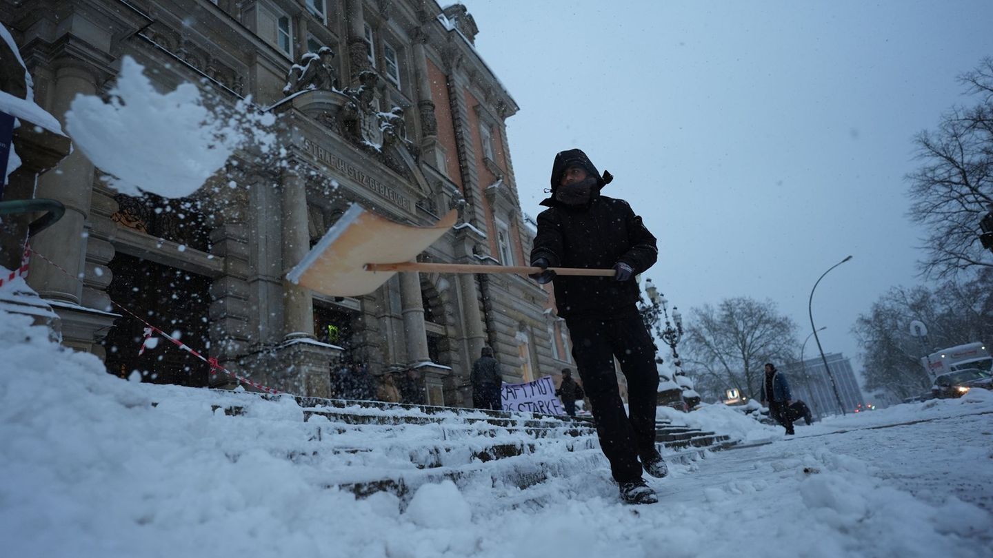 Wo viel Eis und Schnee liegt, kann man auch schneller ausrutschen. Foto: Marcus Brandt/dpa