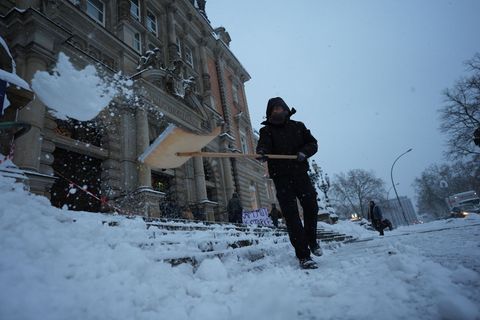 Wo viel Eis und Schnee liegt, kann man auch schneller ausrutschen. Foto: Marcus Brandt/dpa