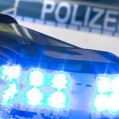 Ein 58-Jähriger im laut Polizei psychischen Ausnahmezustand setzt seine Wohnung in Brand, dann verletzt er einen Nachbarn mit ei