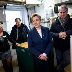Wirtschaftssenatorin Franziska Giffey (SPD,M), Heimleiterin Ricarda Stein (l) und Heizungsmonteur Thomas Haun (r), Heizungsmonte