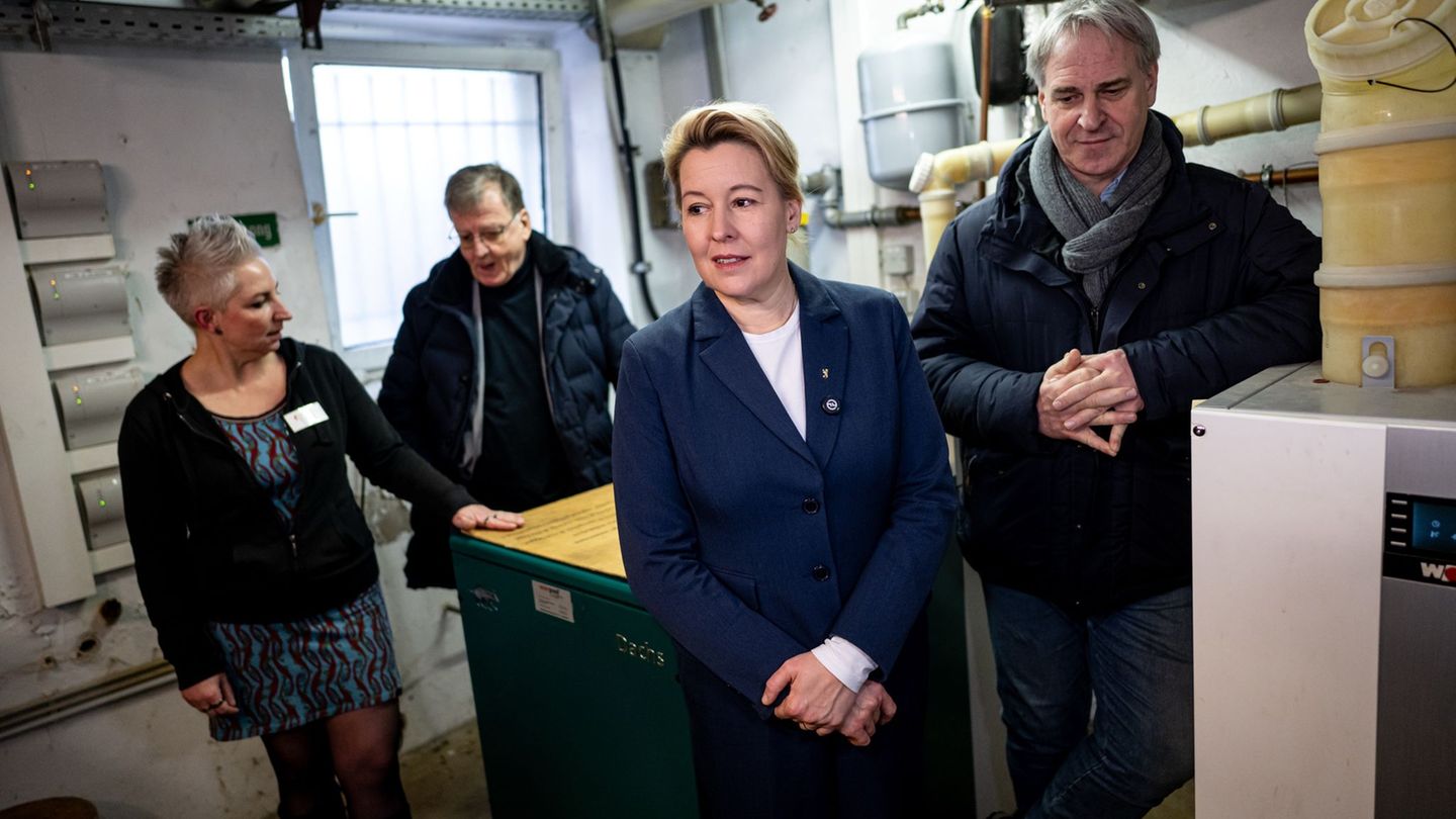 Wirtschaftssenatorin Franziska Giffey (SPD,M), Heimleiterin Ricarda Stein (l) und Heizungsmonteur Thomas Haun (r), Heizungsmonte