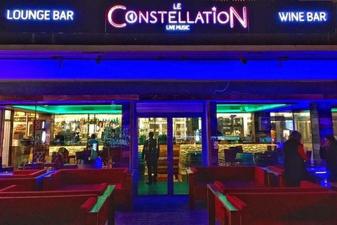 Archivbild der nächtlich erleuchteten Bar "Le Constellation" in Crans-Montana