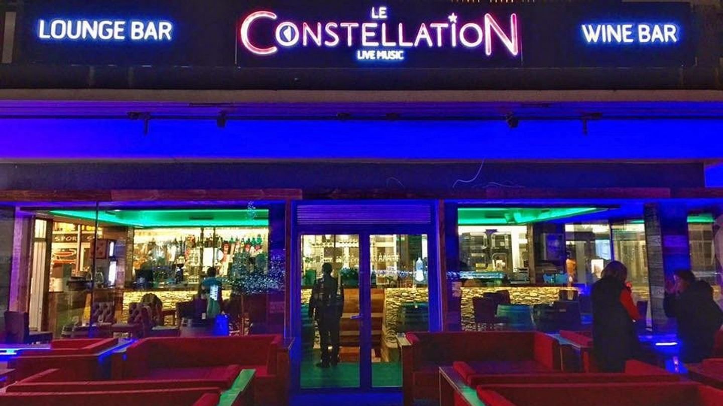 Archivbild der nächtlich erleuchteten Bar "Le Constellation" in Crans-Montana