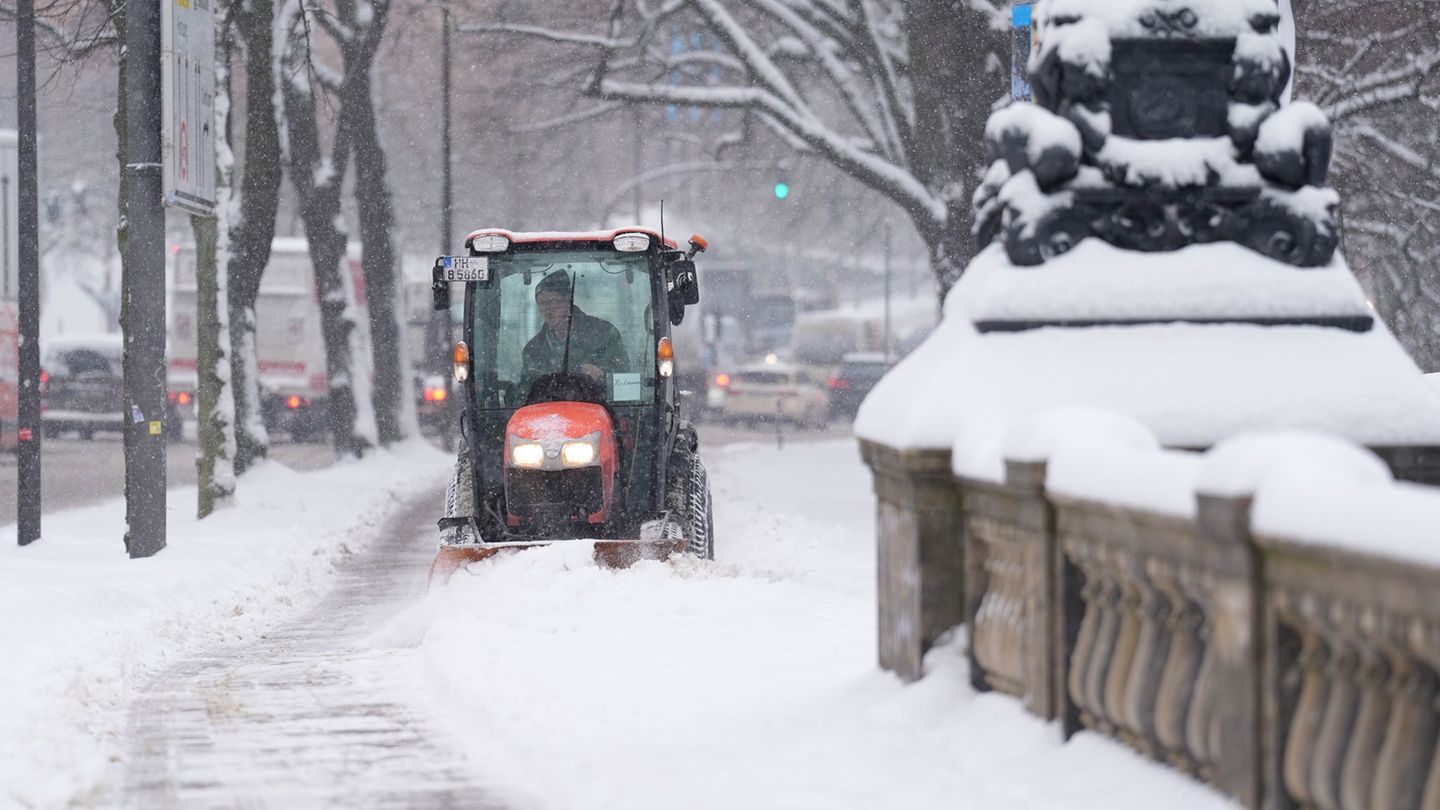 Die Schneemassen türmen sich auch in der Hamburger Innenstadt so hoch wie seit 15 Jahren nicht mehr. Foto: Marcus Brandt/dpa