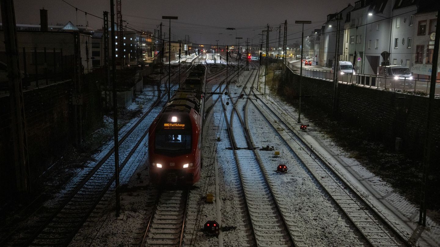 Winterwetter ist auch auf den Schienen zu sehen. Foto: Harald Tittel/dpa