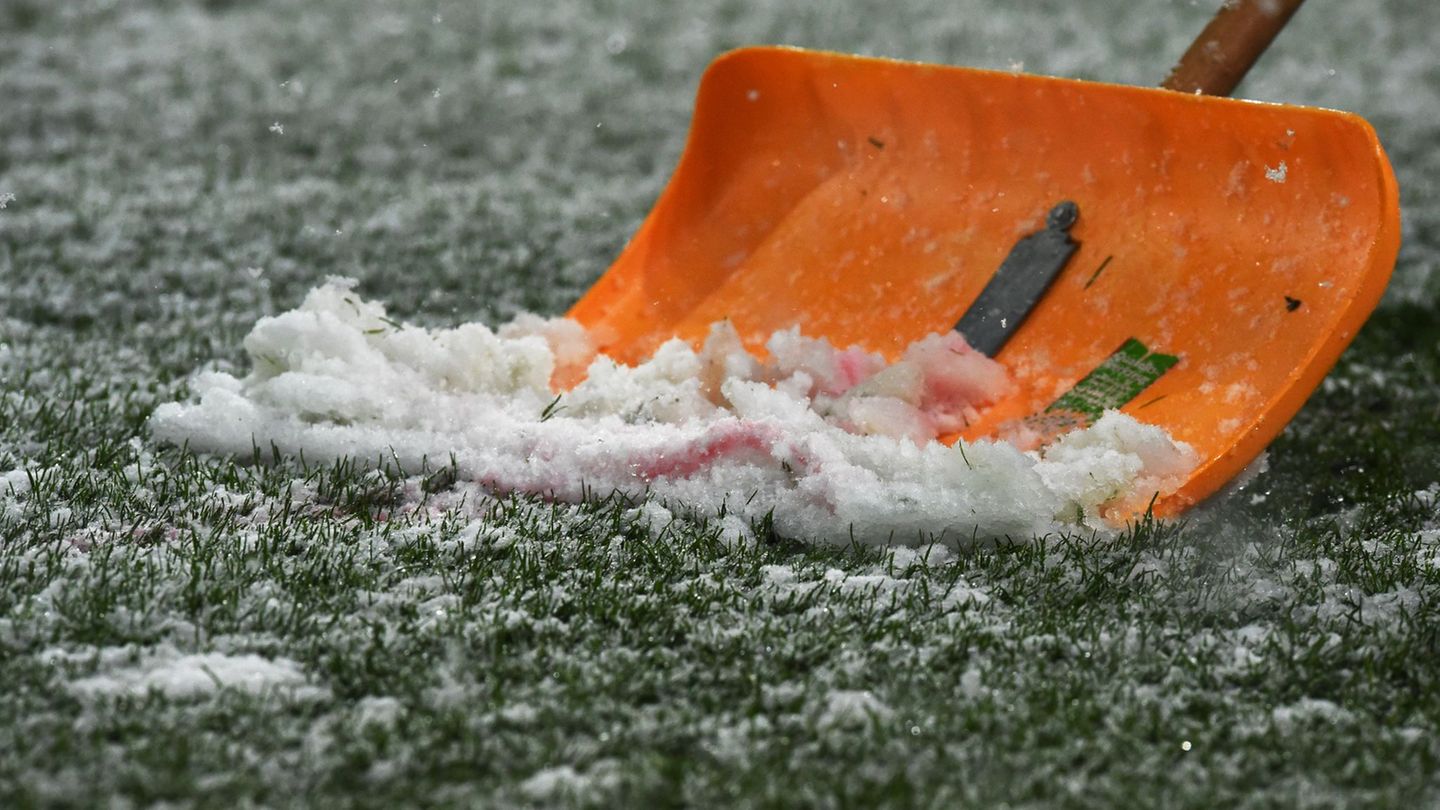 Das Winterwetter könnte auch Einfluss auf die Spiele in der Fußball-Bundesliga haben. (Symbolbild) Foto: Patrick Seeger/dpa