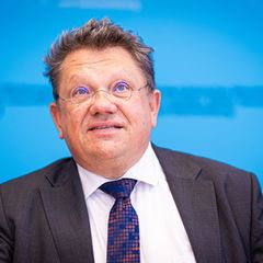 Minister Philippi verweist auf die Gefahren zugefrorener Seen und appelliert an Eltern sowie an die Solidarität mit Obdachlosen.