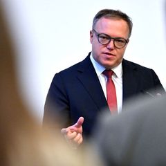 Auch Thüringens Ministerpräsident Mario Voigt (CDU) kritisiert die Entscheidung von Zalando das Logistikzentrum in Erfurt zu sch