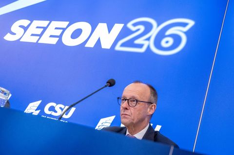 Bundeskanzler Friedrich Merz lobt die Abläufe in Berlin zur Bewältigung der Stromkrise. Foto: Peter Kneffel/dpa