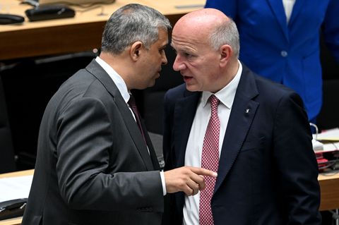 SPD-Fraktionschef Raed Saleh und der Regierende Bürgermeister Kai Wegner (l, CDU) arbeiteten in der Koalition bisher gut zusamme