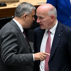 SPD-Fraktionschef Raed Saleh und der Regierende Bürgermeister Kai Wegner (l, CDU) arbeiteten in der Koalition bisher gut zusamme