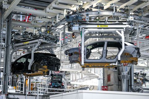 Produktion bei VW im Emden: Am Freitag stehe hier die Bänder still. (Archivbild) Foto: Sina Schuldt/dpa