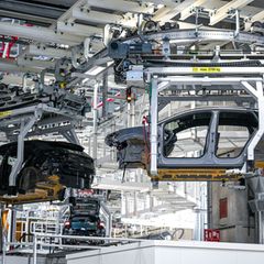 Produktion bei VW im Emden: Am Freitag stehe hier die Bänder still. (Archivbild) Foto: Sina Schuldt/dpa