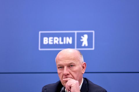 Kai Wegner, Berlins Regierender Bürgermeister, sieht bei einem Pressetermin nachdenklich aus