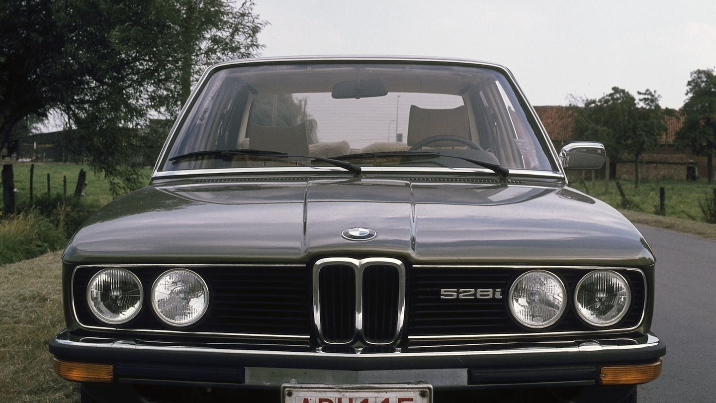 Frontansicht eines BMW 528i, einer kastigen, schwarzen Limousine