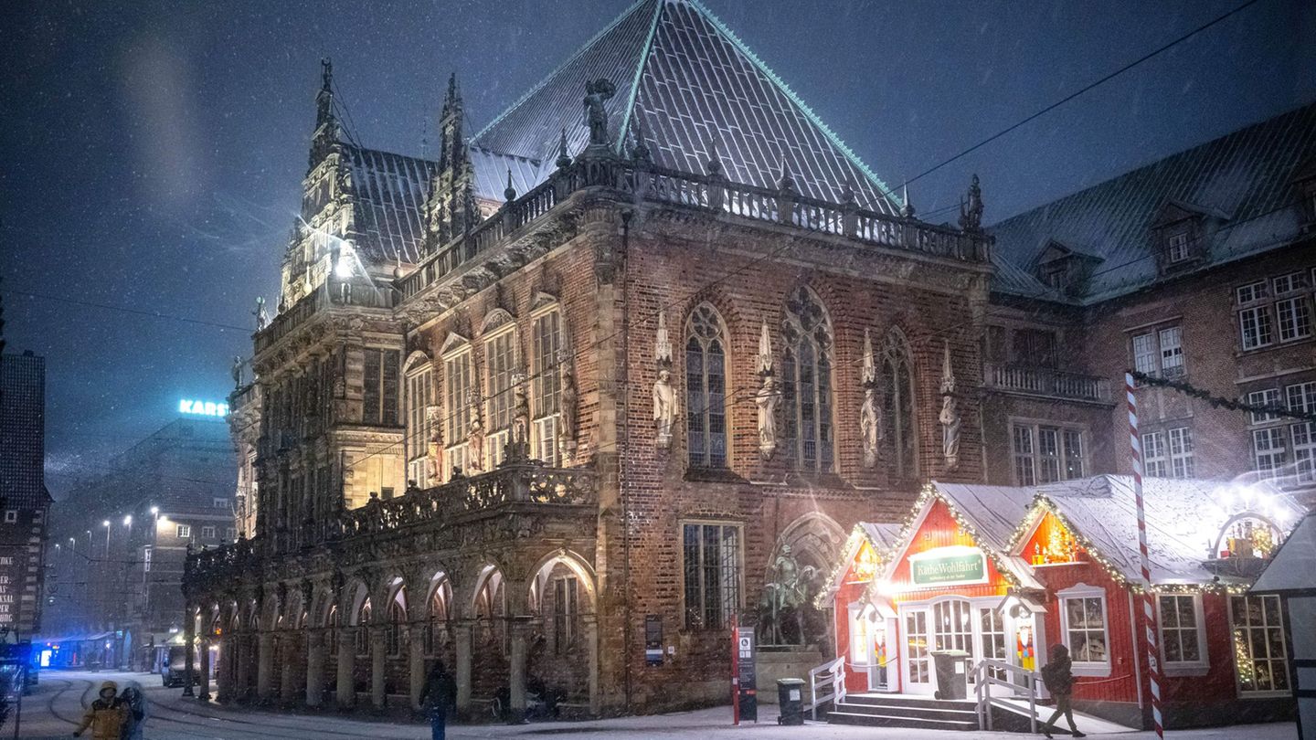 Bremens Bürgermeister ruft angesichts des Wetters zu Gelassenheit und Hilfsbereitschaft auf. (Archivbild) Foto: Sina Schuldt/dpa