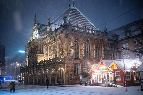 Bremens Bürgermeister ruft angesichts des Wetters zu Gelassenheit und Hilfsbereitschaft auf. (Archivbild) Foto: Sina Schuldt/dpa