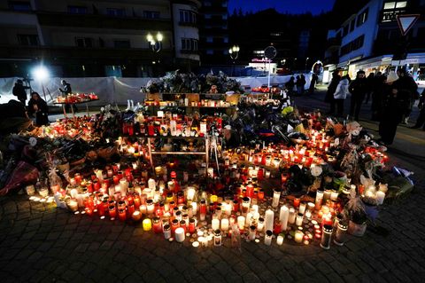 Ein Meer aus Kerzen für die Todesopfer vom Brand in einer Bar in Crans-Montana