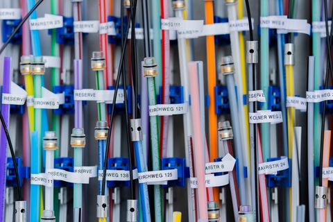 Der Bau von Glasfaserleitungen kann von wenigen Wochen bis zu mehr als einem Jahr dauern. (Archivbild) Foto: Rolf Vennenbernd/dp